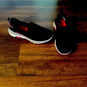 Skechers go walk black/pink size 9